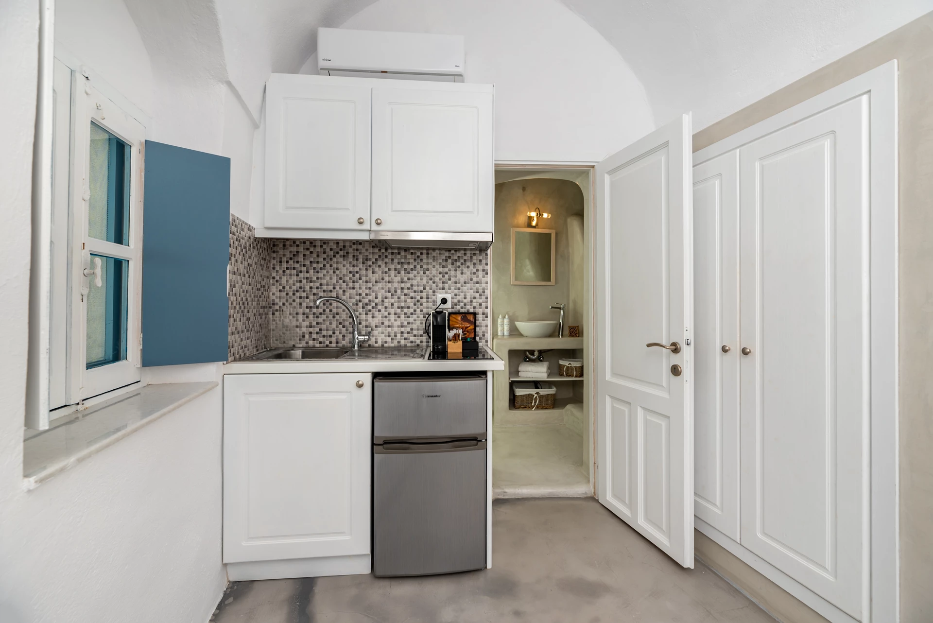 Assyrtiko Cave Residence