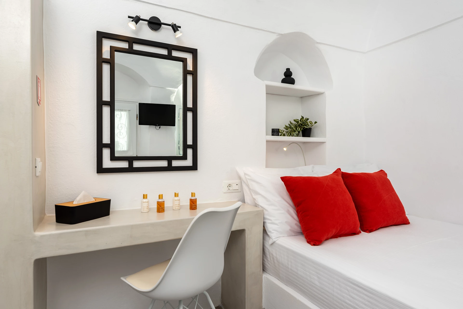 Assyrtiko Cave Residence